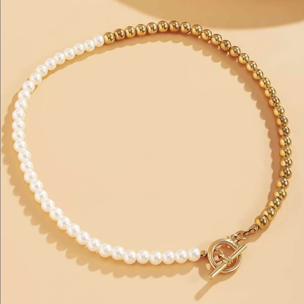 Toggle Clasp Connected Pearl & Gold necklace - Picture 3 of 5
